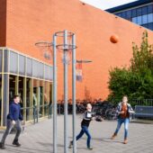 Leerlingen spelen basketball