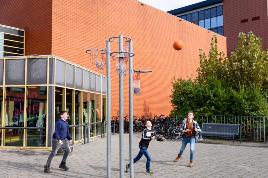 Leerlingen spelen basketball