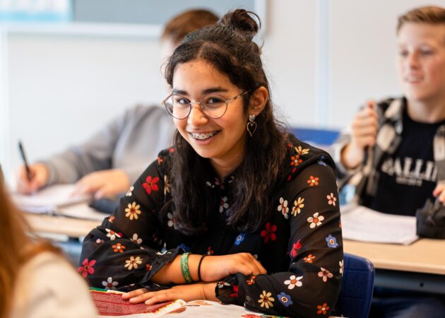 Meisje in de klas, lachen