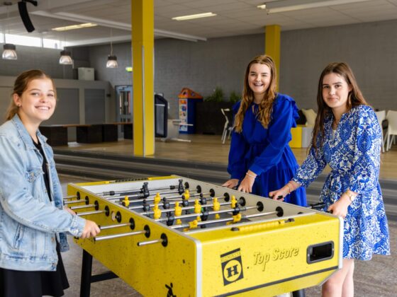Leerlingen bij voetbaltafel