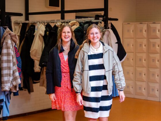 Twee leerlingen in de garderobe