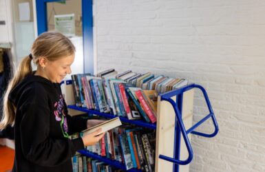 Meisje, boekenkar